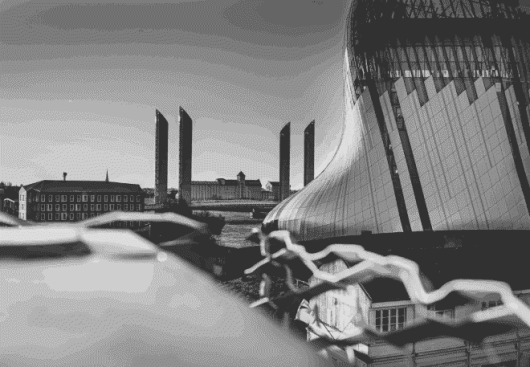La cité du vin de bordeaux et en arrière plan le pont jacques chaban delmas