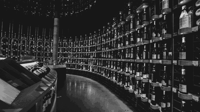 Une cave à vin située à l'intérieur de la Cité du Vin à Bordeaux