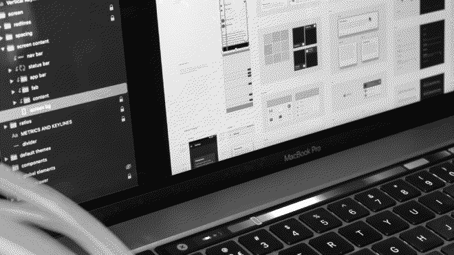 Un ordinateur portable macbook pro composé d'une partie tactile sélecteur de couleurs illustrant la création du design UX / UI d'un site web