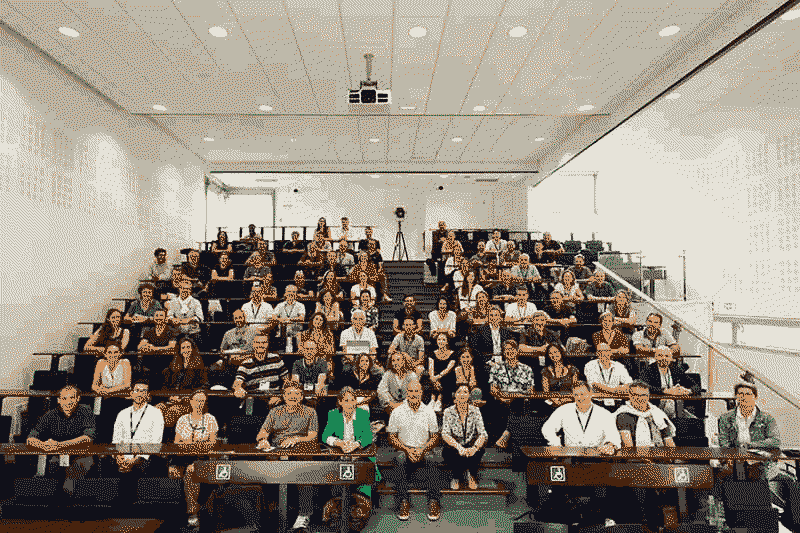 Un grand groupe de personnes assises dans un amphithéâtre, discutant du numérique durable et inclusif.