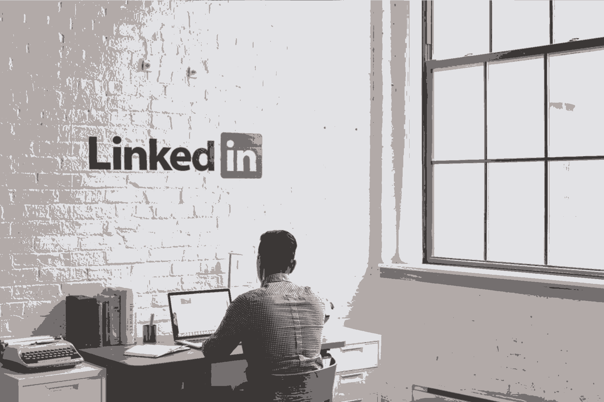 expert linkedin ads sur son ordinateur